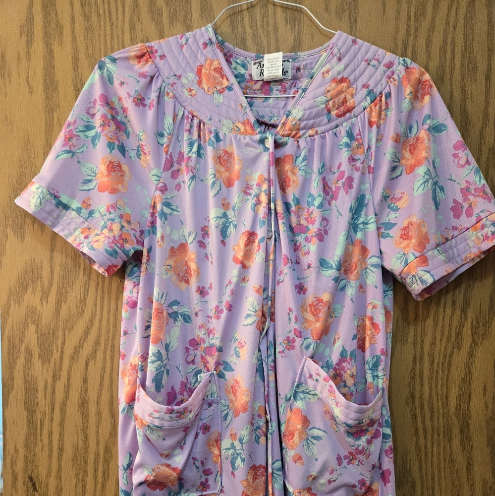 Pretty ladies purple floral print short sleeve house dress/robe. Size med.